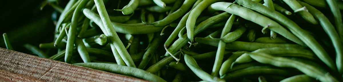 a close up of green beans